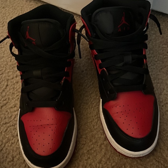 they are really nice they are jordan’s they are just a little creased - Picture 4 of 6